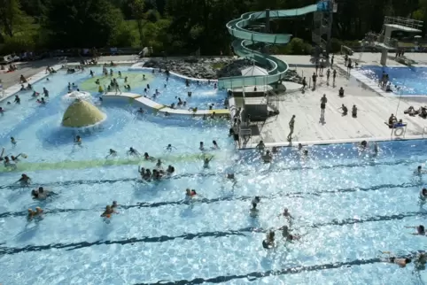 Zumindest in dem im Freien gelegenen Teil des Freizeitbads Azur in Ramstein-Miesenbach kann ab Anfang Juni wieder geplantscht we