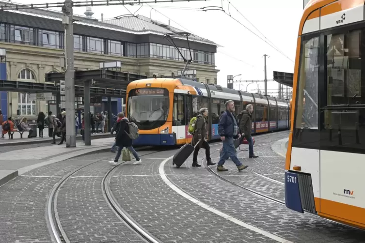 Soll ab Mitte 2021 augebaut werden: die Straßenbahn-Haltestelle vor dem Mannheimer Hauptbahnhof.