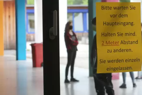Wie hier an der IGS Rheinzabern hängen an allen Schulen Hinweise zu Abstands- und Hygieneregeln.