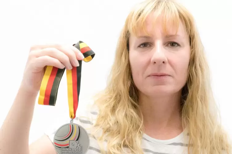 Eva Naudsch mit ihrer Silbermedaille, die sie 2018 von den deutschen Meisterschaften mit heim gebracht hat.