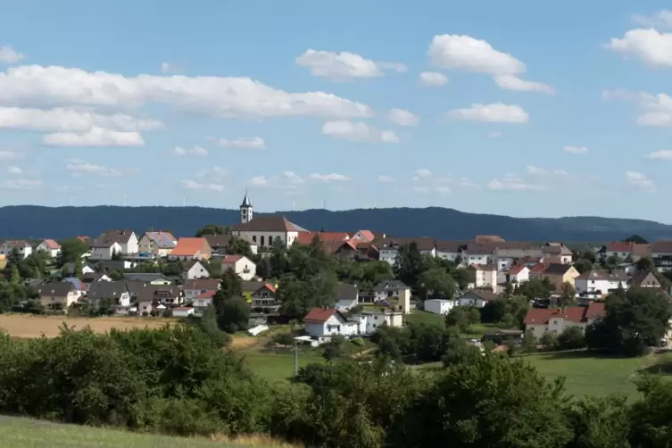 Blick auf Schönenberg-Kübelberg vom Wasserberg des Wasserzweckbachverbands Ohmbachtal aus. 