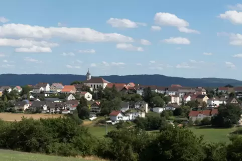 Blick auf Schönenberg-Kübelberg vom Wasserberg des Wasserzweckbachverbands Ohmbachtal aus. 