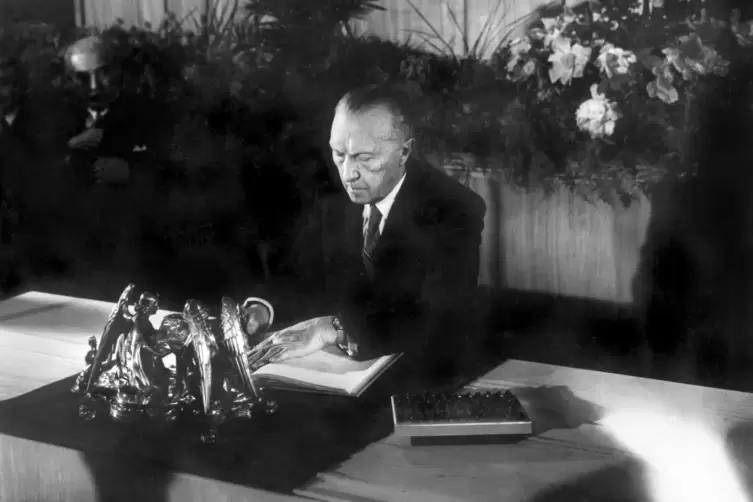 Konrad Adenauer unterzeichnet am 23. Mai 1949 das Grundgesetz.