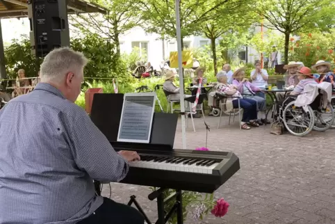 Christof Heringer gibt eine Konzert im Pirmasenser ASB-Seniorenheim.