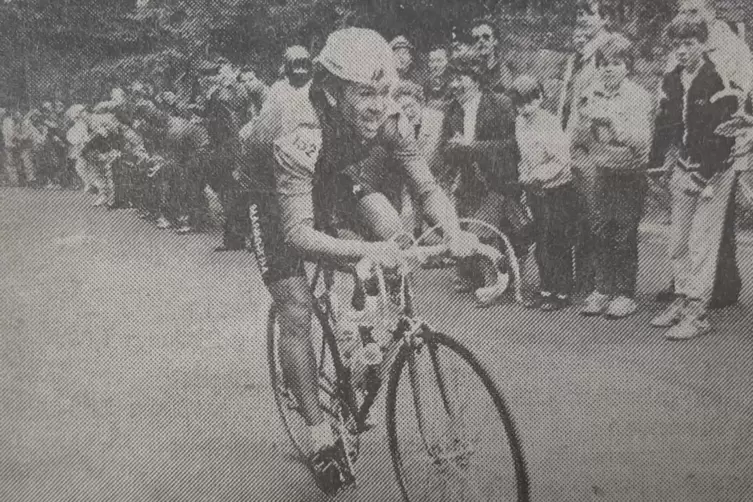 Georg Weigenand 1985 bei der Weinstraßen-Tour in Führung liegend am Viehberg.