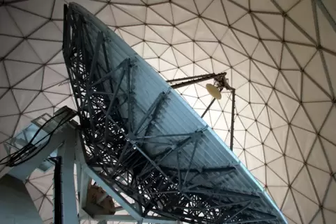 Moderne Satellitentechnik – hier eine Empfangsschüssel – macht so manchen Überwachungsflug mittlerweile überflüssig. 