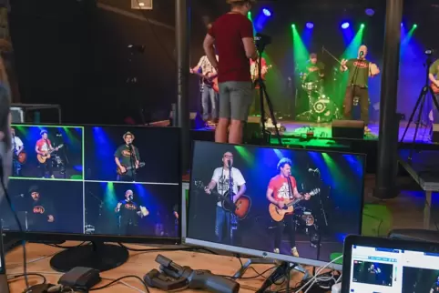 Aus dem Gleis 4 in die ganze Welt: Mit vier Kameras wird der Auftritt der Anonyme Giddarischde für den Livestream im Internet ge