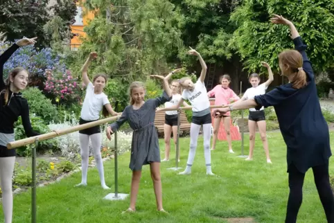 Ungewohnter Ort für eine Ballettstunde: Maricel Hagenaars mit ihren Schülerinnen im Garten des Deidesheimer Weinguts Kimich.