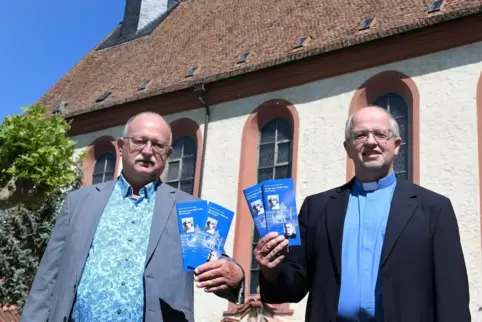 Im Hof des Klosters St. Magdalena vor der Kirche: Bernhard Bumb (links) und Joachim Feldes an der Speyerer Wirkungsstätte von Ed