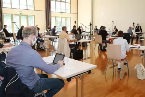 Im April: reduzierter Stadtrat Speyer tagt im Kleinen Saal der Stadthalle. Auf dem Weg zum Platz gilt Maskenpflicht. Im April: reduzierter Stadtrat Speyer tagt im Kleinen Saal der Stadthalle. Auf dem Weg zum Platz gilt Maskenpflicht.