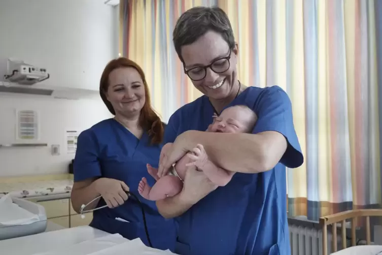 Astrid Hedicke(re.), Chefärztin Westpfalz-Klinikum Kirchheimbolanden Frauenklinik und Geburtshilfe, freut sich zusammen mit Assi