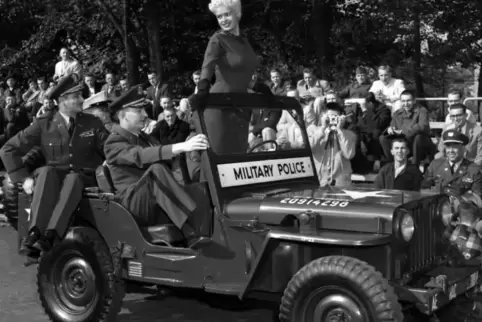 Sehr zur Freude der Soldaten: Jayne Mansfield hat sich – wie viele Hollywoodstars – bei der Truppenbetreuung engagiert. Das Foto