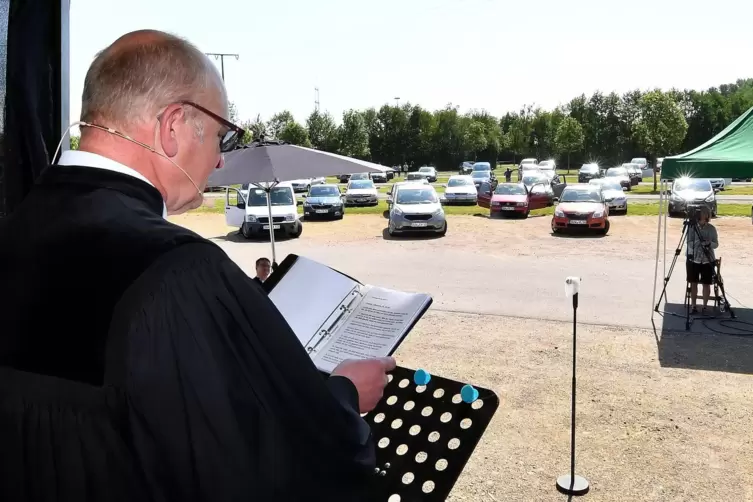 Pfarrer Friedrich Schmidt-Roscher beim Gottesdienst auf dem Gelände des Autokinos am Holiday-Park. 