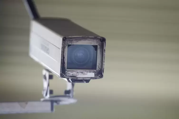 Gegen ein Unternehmen, das gegen seine Beschäftigten umfassend und rechtswidrig Video-Überwachung einsetzte, wurden 12.000 Euro 