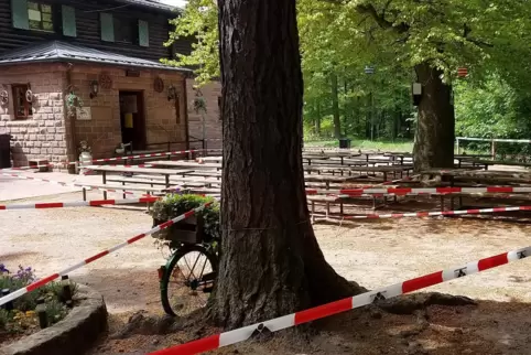 Aufgrund der Coronaverordnung sind etliche Bereiche rund um das Waldhaus Lambertskreuz des Pfälzerwald-Verein abgesperrt.
