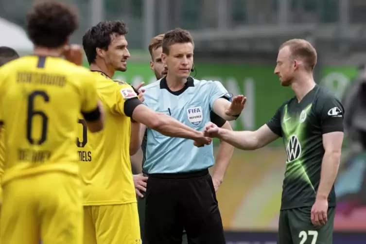 Faust drauf: Dortmunds Mats Hummels (links) und Wolfsburgs Maximilian Arnold. Referee Daniel Siebert muss nicht intervenieren. 