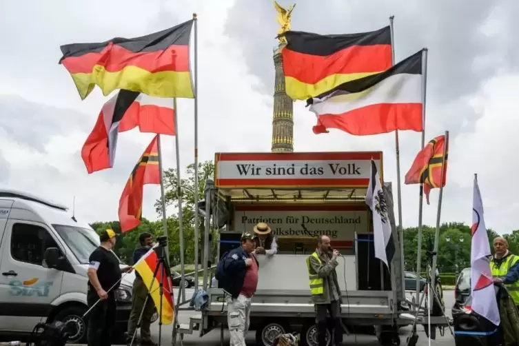 Vor dem Hintergrund neuer Proteste gegen die Corona-Einschränkungen hat Bundeskanzlerin Angela Merkel die umstrittenen Maßnahmen