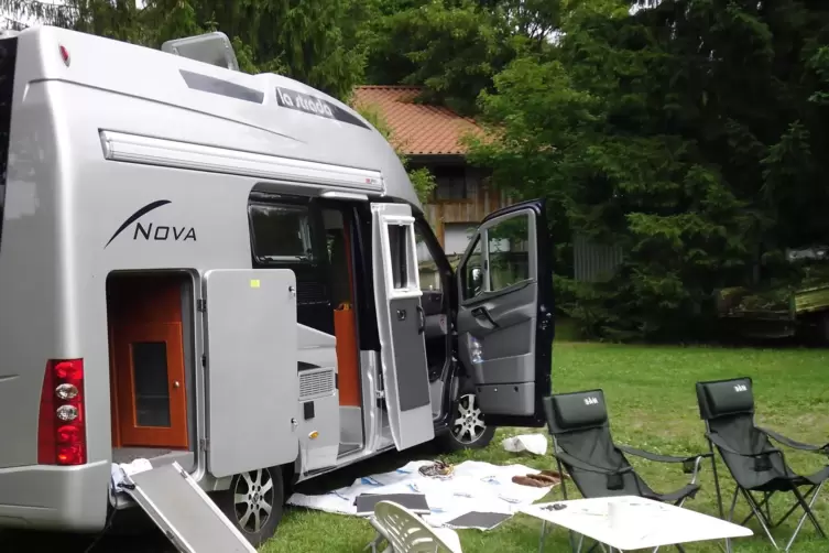 Diese Reisemobil steht ordnungsgemäß auf einem Campingplatz. Im Pfälzerwald bei Dahn hat die Polizei am Wochenende viele illegal