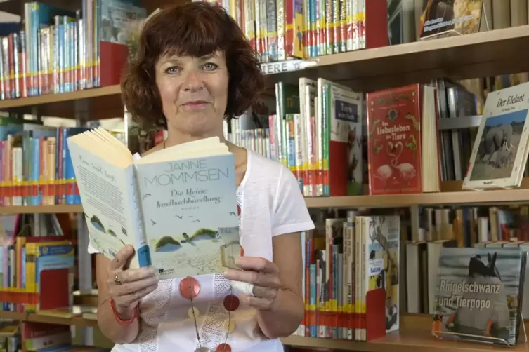 Bücherei-Leiterin Birgit Bauer zeigt eine ihrer Empfehlungen.