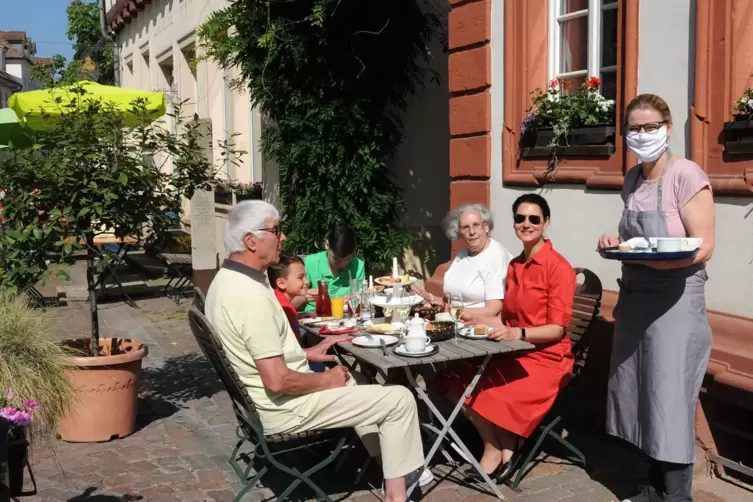 Monique Thyssen, Inhaberin des Freinsheimer Cafés „Zucker & Salz“ am historischen Rathaus, serviert Frühstück für Familie Thorn.