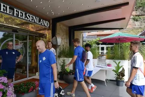 Eigentlich hatte FKP-Chefcoach Patrick Fischer (vorne links) für Juli wieder ein Trainingslager im Dahner Hotel Felsenland gepla
