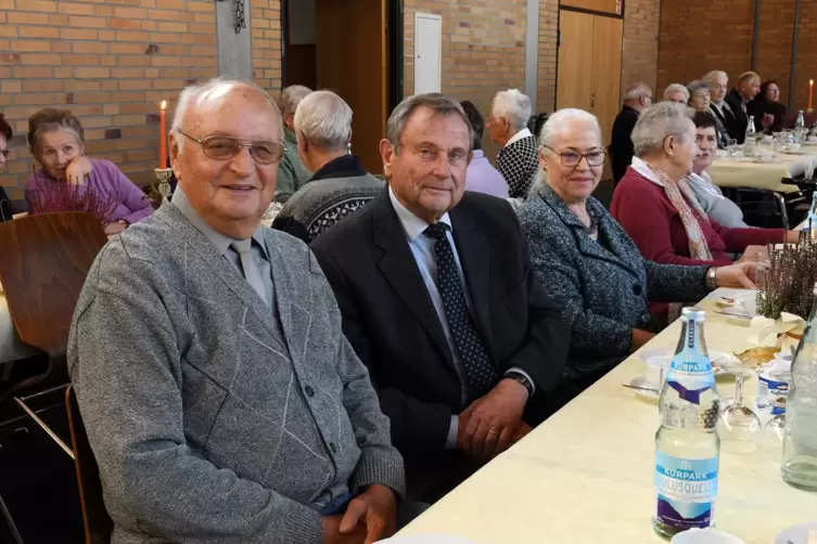Edgar König (links) beim Seniorennachmittag in der Burg Marientraut im Jahr 2018 zusammen mit (von links) Wolfram und Heidrun Sc