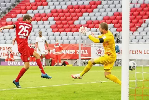 Thomas Müller deutet wieder Räume und trifft, hier zum 2:0 für den FC Bayern. Kevin Trapp im Frankfurter Tor ist machtlos. 