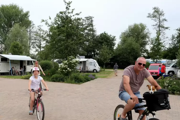 Besucher freuen sich dar&uuml;ber, sich endlich wieder freier bewegen zu d&uuml;rfen.