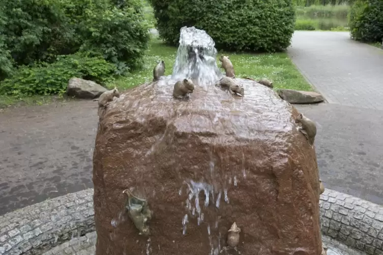 Der Feiermausbrunnen am Kerweplatz ist Teil des Dorfquiz in Siegelbach. Die Frage lautet: Wie viele Mäuschen wohl auf ihm umhert
