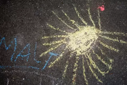 Den Asphalt als Leinwand nutzen in der Krise viele Kinder, die ihre Malkreiden ausgepackt haben. 
