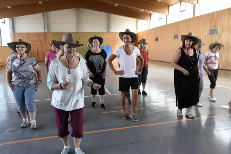 Die Line-Dance-Gruppe vom ASV Heßheim, hier ein Foto vom Training vor der Pandemie, darf seit Kurzem wieder tanzen. 