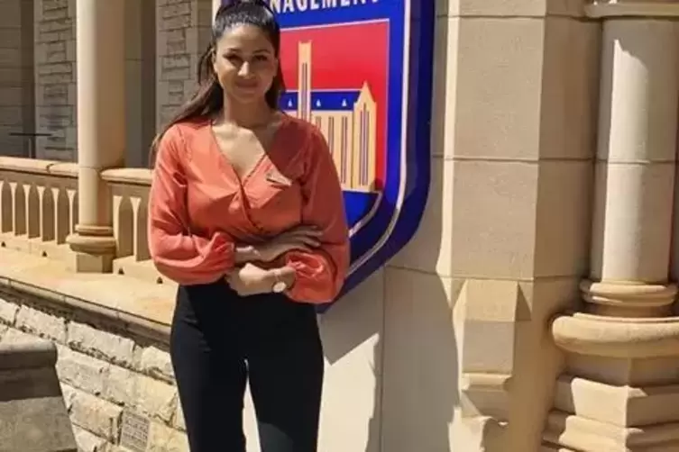 Arzu Taj vor ihrem College in Australien. 