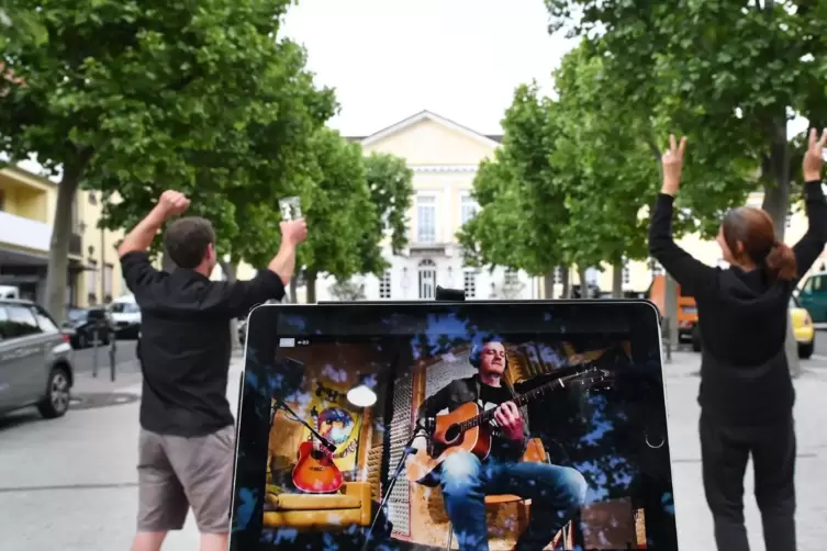 Auf dem Schlossplatz waren Jens Huthoff und Band nicht live, sondern nur auf dem Bildschirm zu sehen. 