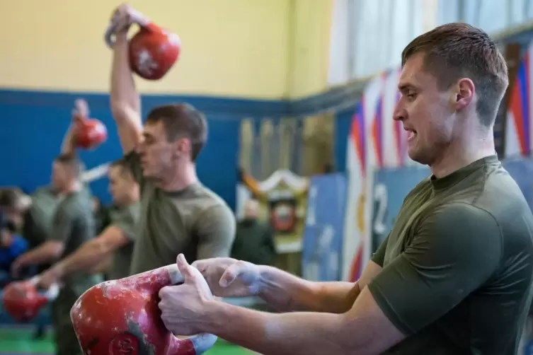Die Kettlebell ist in Russland ein Symbol der Kraft, der Stärke. Russische Soldaten bei einem internen Kettlebell-Wettbewerb.
