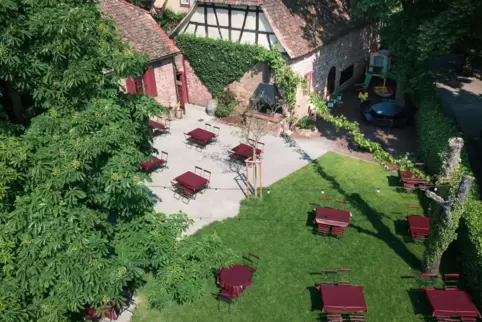 Auf Abstand gestellt: Die Anzahl der Plätze in dem Edenkobener Biergarten wurde auf 72 reduziert.