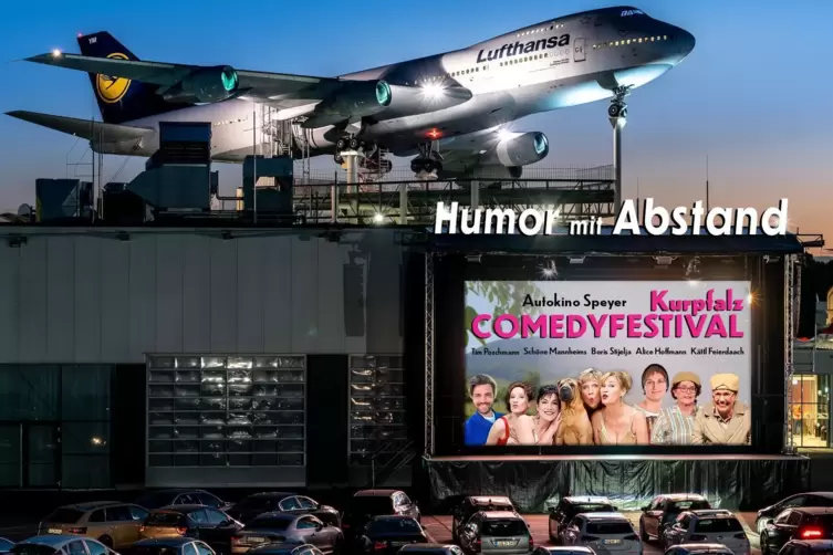 Humor mit Abstand lautet das Motto am 31. Mai beim Kurpfalz Comedyfestival im Autokino Speyer auf dem Gelände des Technik-Museum