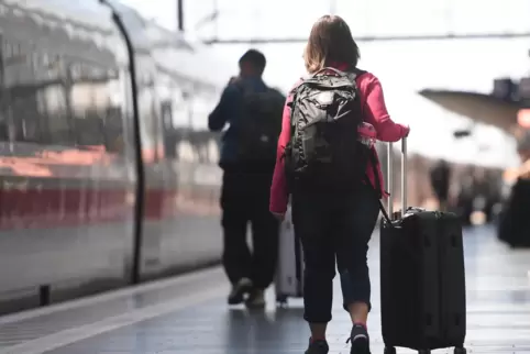 Die Deutsche Bahn will mithilfe ihrer App in der Corona-Krise vor zu vollen Zügen warnen. 