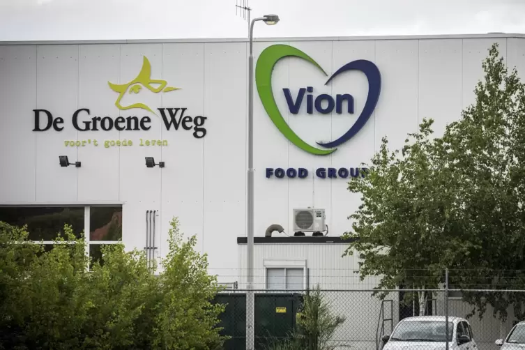 Logos der Vion-Gruppe sind an einem Schlachthaus zu sehen. 600 Mitarbeiter der niederländischen Schlachthof-Gruppe Vion müssen f