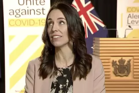 Besorgter Blick an die Decke: Premier Jacinda Ardern während des Erdebebens.