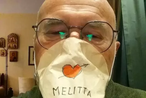 Gerd Hofmann muss beim selbstgebastelten Mund-Nasen-Schutz auch an „seine“ Melitta denken. Gerd Hofmann muss beim selbstgebastelten Mund-Nasen-Schutz auch an „seine“ Melitta denken.
