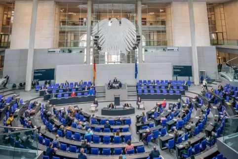 Derzeit mit Lücken: Wegen der Corona-Gefahr tagen die Abgeordneten im Bundestag mit Abstand. Bald könnte es aber sehr eng werden