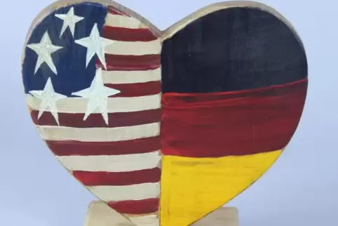 H wie HERZ! Eines der Objekte aus der Sonderausstellung „Alles“. Das Holzherz hat ein US-Soldat für seine deutschen Freunde zum 