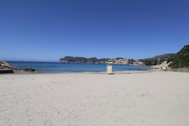 Nicht nur der Strand von Paguera auf der spanischen Insel Mallorca ist noch leer. Das soll sich bald wieder ändern. 