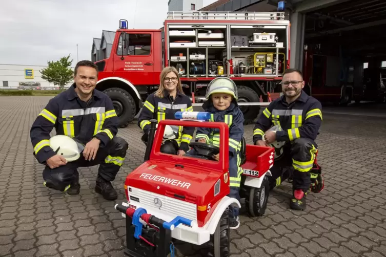 Der kleine Minas Wiesner ist mit seinem Feuerwehrauto der Star eines Facebook-Videos. Benedikt Glas und Fabienne Faas (von links