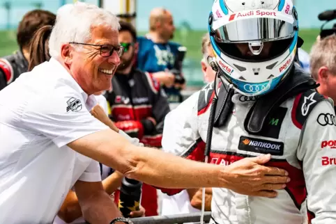 Grund zur Freude: Arno Zensen gratuliert sich 2019 im italienischen Misano dem erfolgreichen Rosberg-Piloten René Rast zum Sieg.