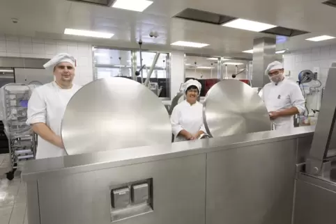 Große Einbußen: Marc Ziegler, Petra Eckler und Lukas Reiß arbeiten im Kochwerk, das deutlich weniger Essen herstellt, als an nor