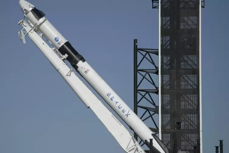 Die „Falcon 9“-Rakete des privaten Raumfahrunternehmens SpaceX wird mit dem Raumschiff „Crew Dragon“ in Cape Canaveral in vertik