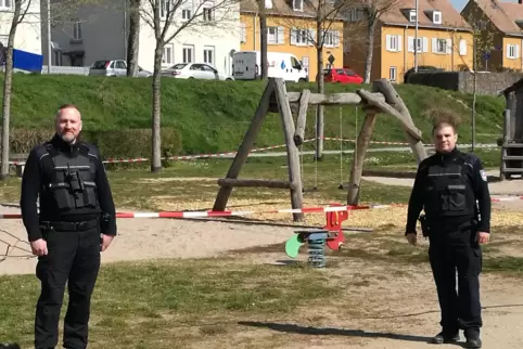 Eine von 910 Spielplatz-Kontrollen: Sascha Gauweiler (links) und David Jäger. Eine von 910 Spielplatz-Kontrollen: Sascha Gauweiler (links) und David Jäger.
