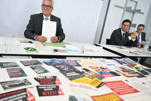 Innenminister Lewentz (links) und Verfassungsschutzpräsident May stellen den Jahresbericht vor. 