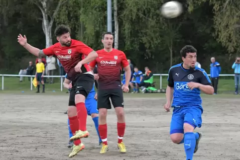 Tage gezählt: der Hartplatz des FV Berghausen. Hier trifft Valentin Ion (links) 2018 gegen Südwest Ludwigshafen.